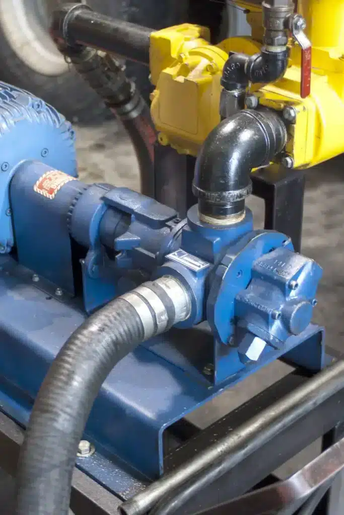 Industri&euml;le toepassing van een tandwielpomp